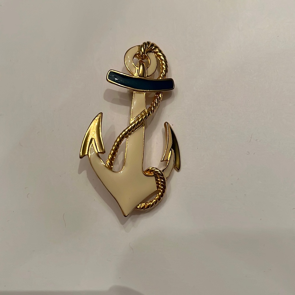 Vintage gold tone and enamel brooch